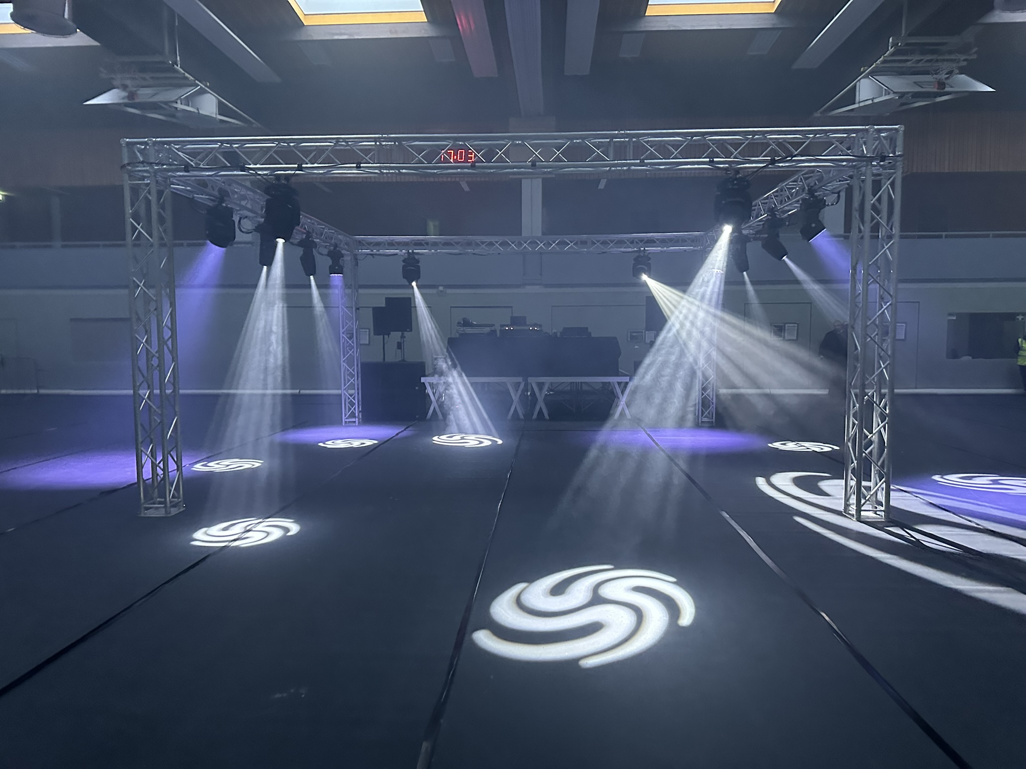 Aufbau der Traversenkonstruktion für die Jugenddisco in der Erka-Halle Erkelenz