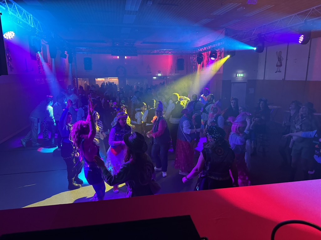 Karnevalsdisco Kückhoven – der große Traversenstand 6x12m in voller Aktion