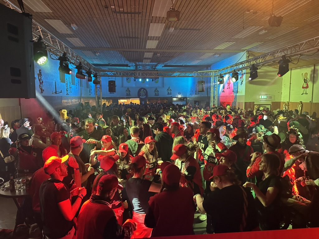 Zugausklang Kückhoven am Sonntag – volle Tanzfläche unter dem Traversenstand