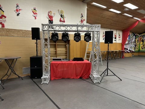 Rosenmontagsaufbau in Kückhoven – das System für den letzten Ausklang wird fertiggestellt