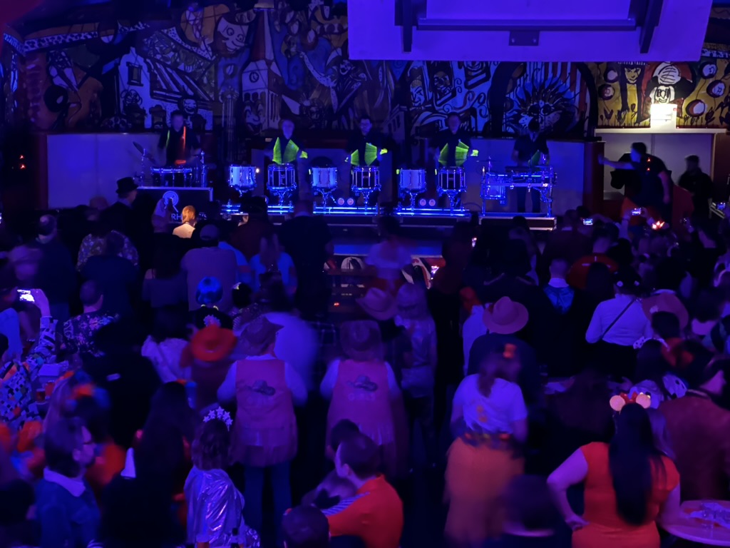 Drummerholics bei Beats & Bützje - Volle Power auf der Bühne